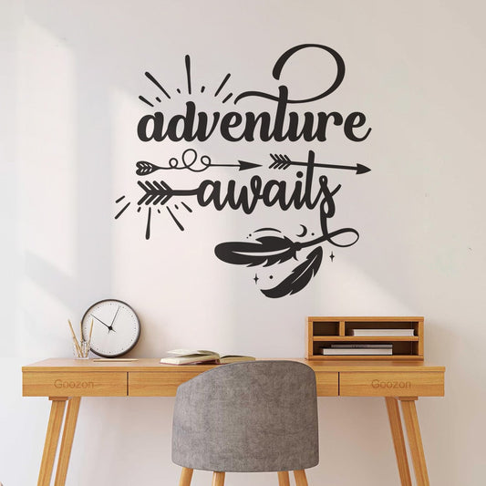 Sticker mural décoratif en vinyle « L'aventure vous attend » avec plumes de flèche. Installation facile.